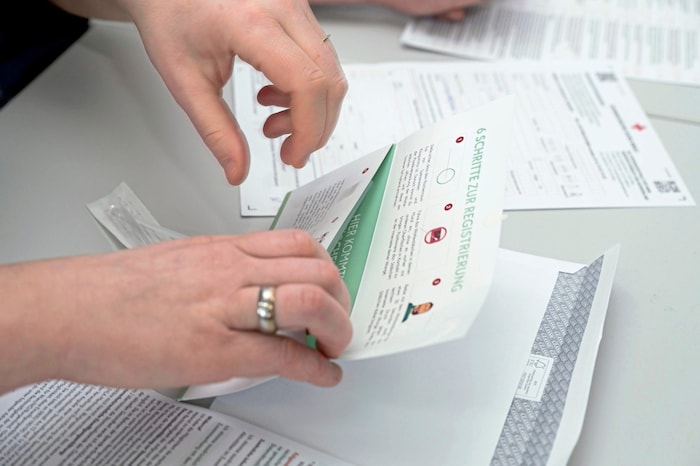 Die Abstrichstäbchen kommen ins Kuvert und werden im Labor untersucht.