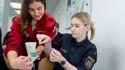 Rotkreuz-Helfer unterstützten die Jung-Polizistinnen und -Polizisten bei der Tympisierung.
