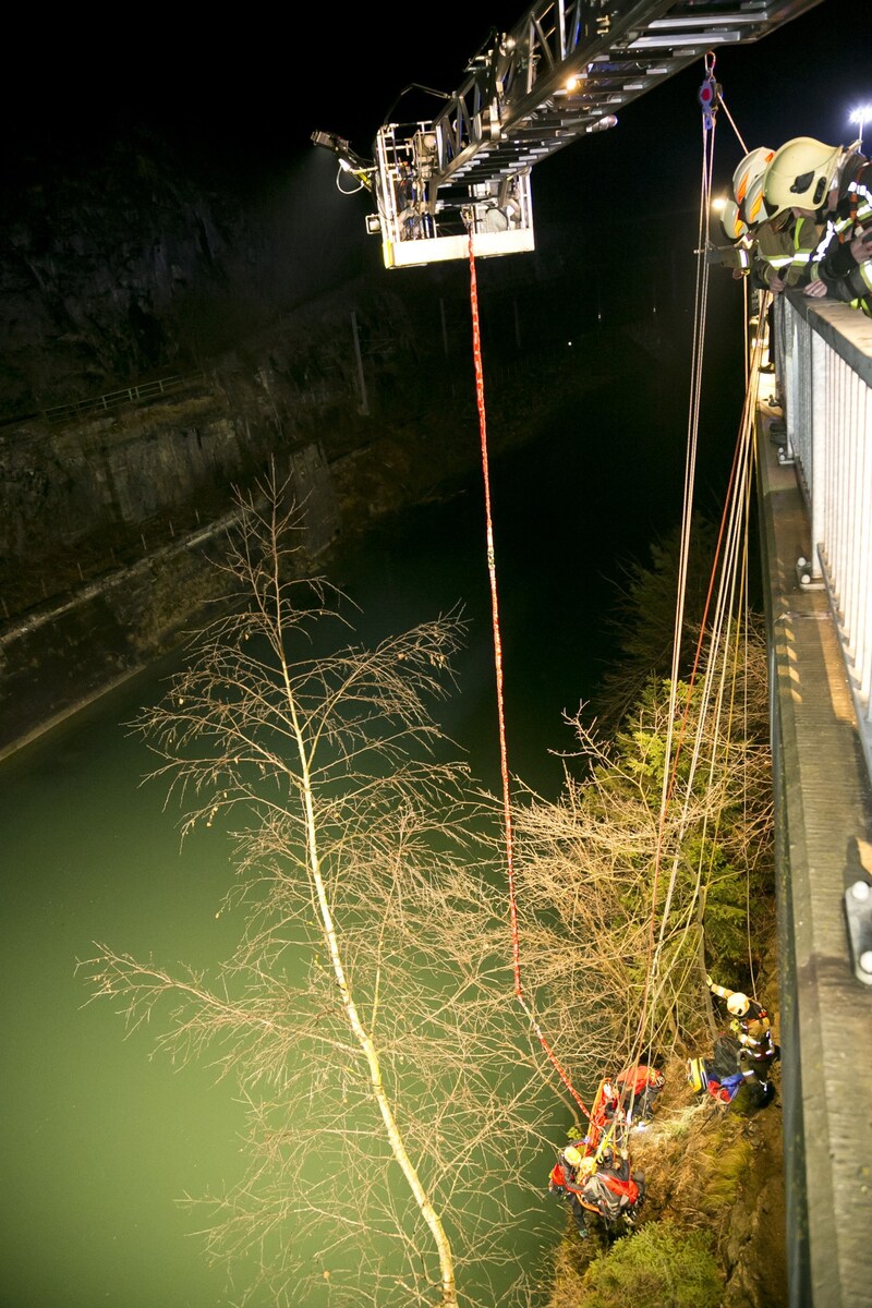 Der Mann blieb nach dem Sprung von der Brücke verletzt neben der Ill liegen. (Bild: Mathis Fotografie)