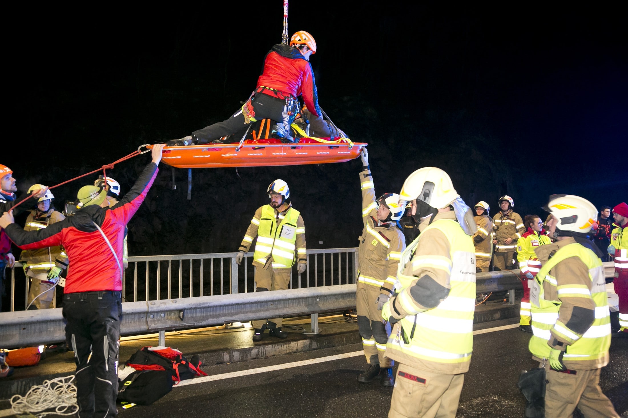 After crash - Jumped off bridge while fleeing from police | krone.at