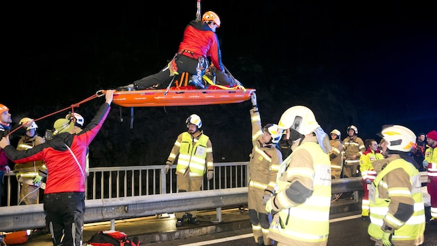 Die Bergung des Verletzten gestaltete sich etwas schwieriger. (Bild: Mathis Fotografie)