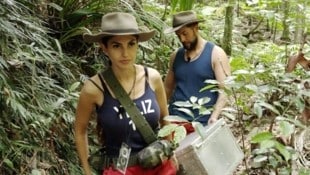 Yeliz und Maurice kamen nach der Schatzsuche mit der Schatztruhe zurück. Die Freude über den Erfolg währte bei den Promis aber nur kurz. (Bild: RTL)