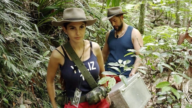 Yeliz und Maurice kamen nach der Schatzsuche mit der Schatztruhe zurück. Die Freude über den Erfolg währte bei den Promis aber nur kurz. (Bild: RTL)