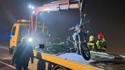 Die örtliche Feuerwehr hatte die leidige Aufgabe, die greifbaren Reste des Unfalldramas zu ...