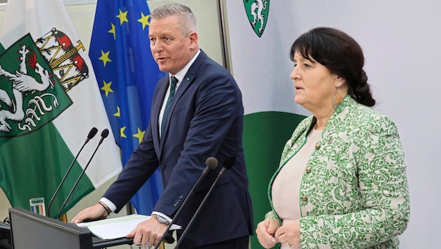 Governor Mario Kunasek (FPÖ) and Deputy Governor Manuela Khom (ÖVP) explained the most important key points of the government meeting to the assembled press. (Bild: Jauschowetz Christian)