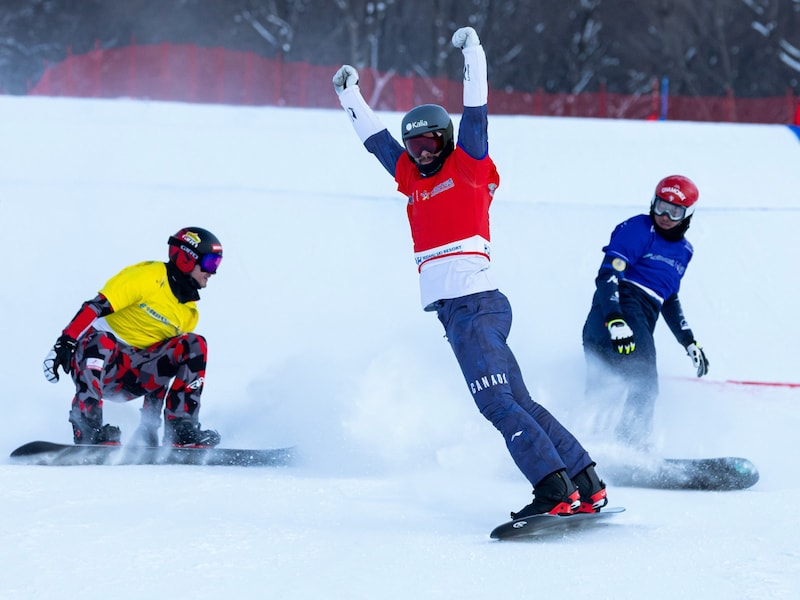 Alessandro Hämmerle (l.) setzte sich im Fotofinish gegen Merlin Surget (r.) durch! An Sieger Eliot Grondin (M.) kamen beide nicht heran. (Bild: FIS/Miha Matavz)