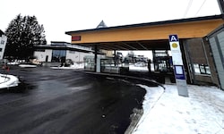 Wer nicht im Stau stehen will, soll für die Ski-WM mit den Öffis zum Bahnhof Maishofen anreisen.