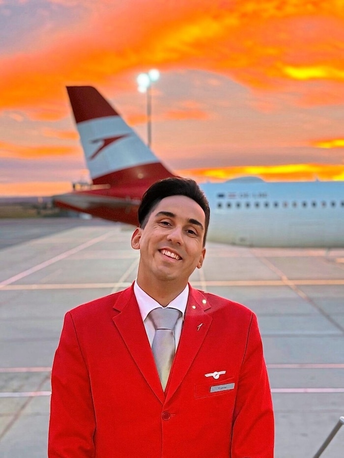 Todor Lehner versorgt als Flugbegleiter die Passagiere.