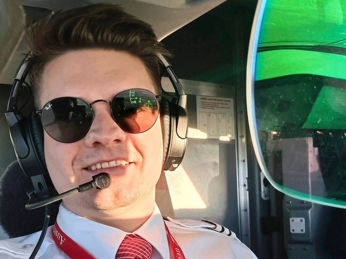 Ein besonderer Arbeitsplatz über den Wolken: Max Beichl ist First Officer und fliegt auf einer Embraer 195.