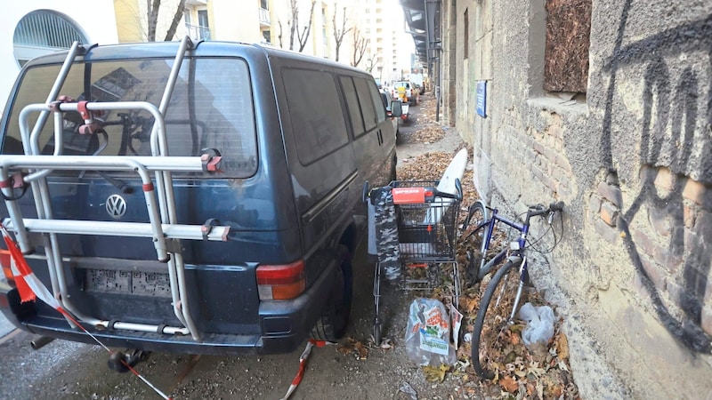 The illegal car graveyard in the middle of a residential area in Innsbruck is growing and growing. Many people also "use" the site to "dispose" of (bulky) waste (Bild: Birbaumer Christof)