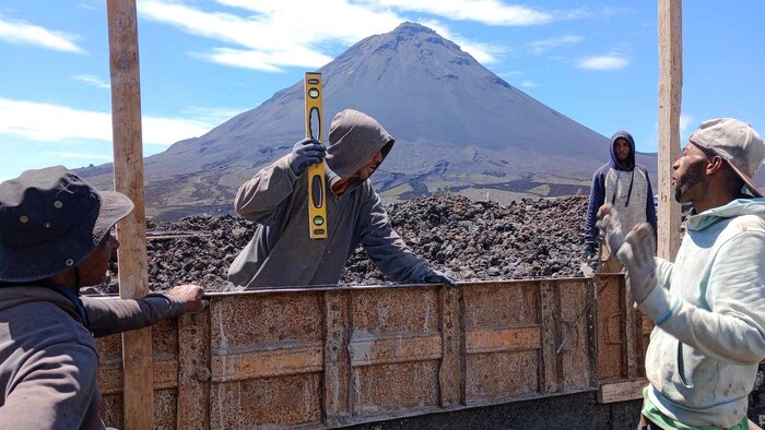 Wiederaufbau des medizinischen Versorgungszentrums.