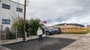 Sabine Hitzenberger braucht einen Behindertenparkplatz direkt vor dem Haus. Bekommen hat sie stattdessen einen Umkehrplatz samt Halte- und Parkverbot. (Bild: Doris_SEEBACHER)