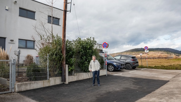 Sabine Hitzenberger braucht einen Behindertenparkplatz direkt vor dem Haus. Bekommen hat sie stattdessen einen Umkehrplatz samt Halte- und Parkverbot. (Bild: Doris_SEEBACHER)