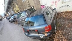 „Schön“ aufgereiht nebeneinander sind die Autowracks entlang der Viaduktbögen abgestellt. Ohne Kennzeichen ist es schwierig, die Eigentümer zu ermitteln. (Bild: Birbaumer Christof)