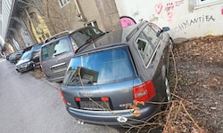 „Schön“ aufgereiht nebeneinander sind die Autowracks entlang der Viaduktbögen abgestellt. Ohne ...