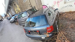 „Schön“ aufgereiht nebeneinander sind die Autowracks entlang der Viaduktbögen abgestellt. Ohne Kennzeichen ist es schwierig, die Eigentümer zu ermitteln. (Bild: Birbaumer Christof)