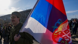 Die Organisatoren der Demo wollten ihre Unterstützung für die Proteste in Serbien zum Ausdruck bringen. (Symbolbild) (Bild: AP/Associated Press)