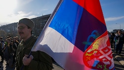 Die Organisatoren der Demo wollten ihre Unterstützung für die Proteste in Serbien zum Ausdruck bringen. (Symbolbild) (Bild: AP/Associated Press)