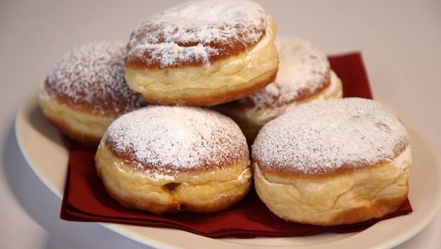 Der ideale Krapfen: Goldbraune Hülle bedeckt mit einer feinen Schicht Puderzucker, flaumig-weicher Teig samt süßsaurer Marillenfüllung. (Bild: Tröster Andreas)