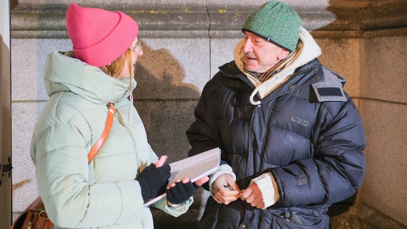 Homeless Erik in conversation with "Krone" editor Andrea Kloimstein. (Bild: Horst Einöder/Flashpictures)