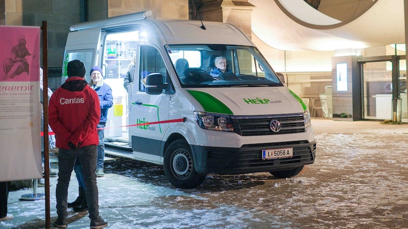 The Help-Mobile stops off at Linz Cathedral every week. (Bild: Horst Einöder/Flashpictures)