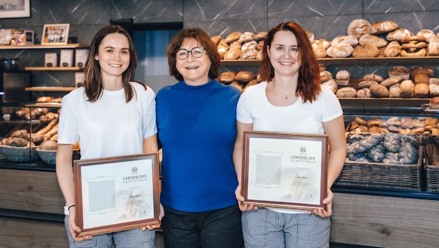 Laura und Lena Kasses mit Mutter Ingrid zeigen stolz ihr Biographie-Zertifikat.  (Bild: Matthias Ledwinka)