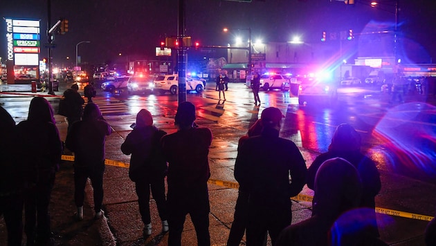 A plane crashed in the middle of the city of Philadelphia - injuring many people on the street. (Bild: APA/Getty Images via AFP/GETTY IMAGES/Matthew Hatcher)