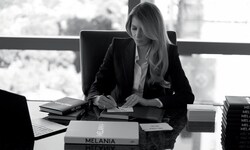Melania Trump beim Signieren ihrer Memoiren. Mit Widmung kostet das Buch 75 statt 45 Dollar.