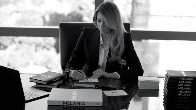 Melania Trump signing her memoirs. With a dedication, the book costs 75 instead of 45 dollars. (Bild: Regine Mahaux/Melania Trump)