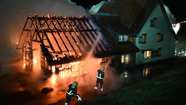 Die Scheune brannte komplett nieder. Ein Übergreifen der Flammen auf das Wohnhaus wurde verhindert. (Bild: Kantonspolizei St. Gallen)