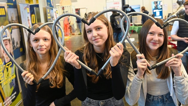 The plumbers' hearts beat for their profession - schoolgirls were allowed to try their hand at it (Bild: Evelyn Hronek)