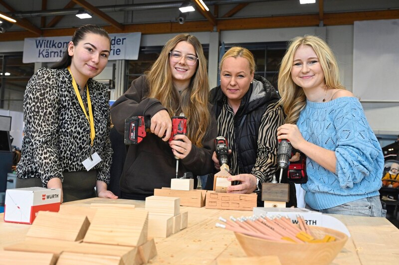 Romy, Marie und Mama Karin aus Wolfsberg versuchten sich in den handwerklichen Berufen. (Bild: Evelyn Hronek)