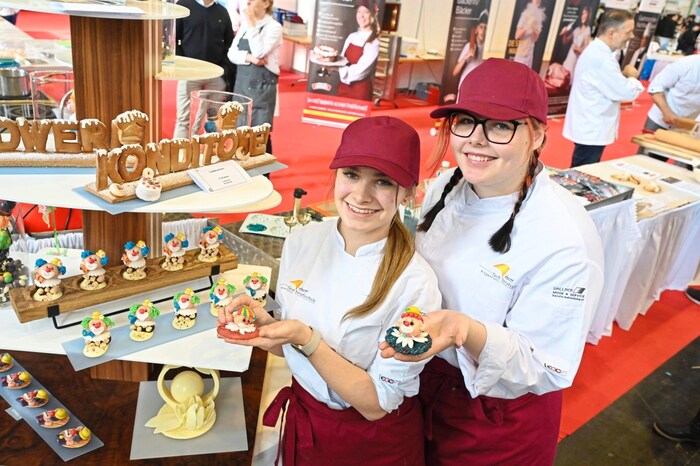 Die Konditorinnen zeigten den interessierten Schülern, wie Süßspeisen gemacht werden.