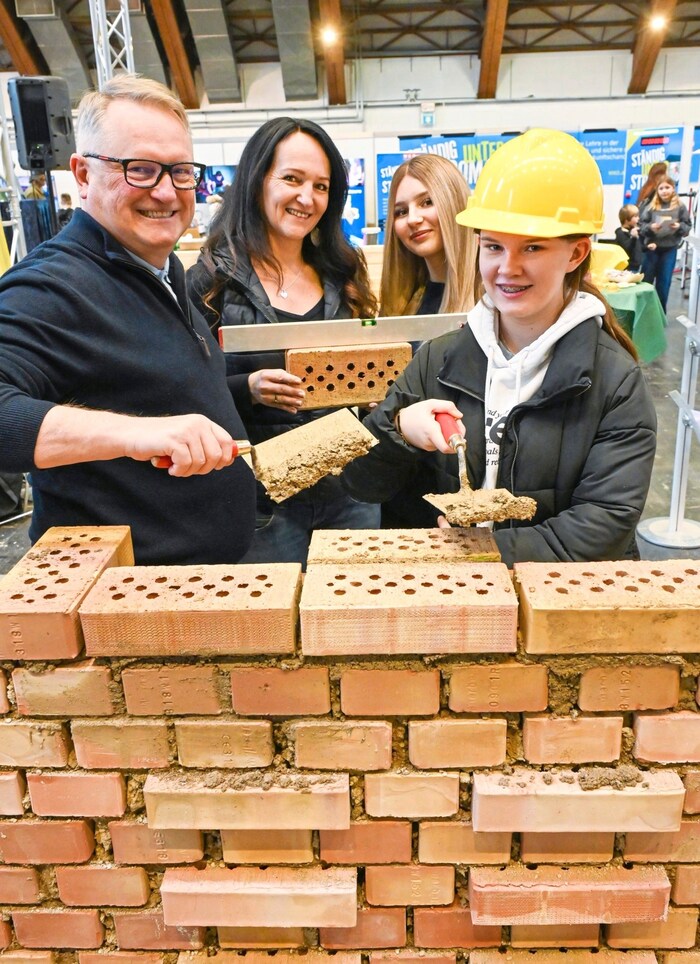 Hannes und Tochter Julia (vorne) sowie Mama Christine mit ihrer Sarah nutzten den Familientag.