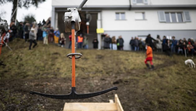 Das kleinste Skigebiet der Welt hat in der Schweizer Stadt St. Gallen eröffnet.  (Bild: APA-PictureDesk/GIAN EHRENZELLER / Keystone)