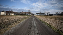 Fotos dieses Feldwegs gingen um die Welt, er war Schauplatz einer der schlimmsten Tragödien in ...