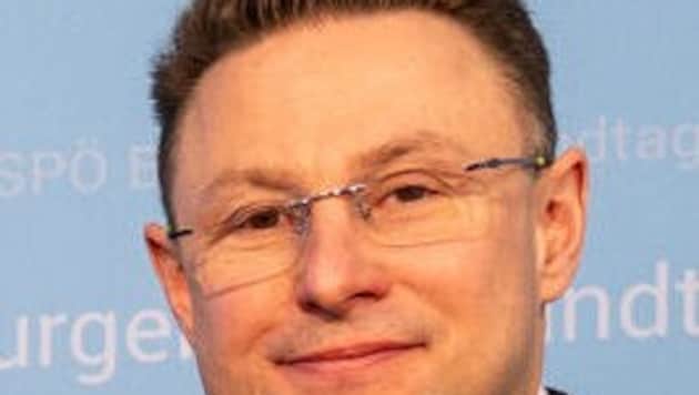 Bezirksrat Christoph Lipinski von der SPÖ stach Parteikollegin Bezirkschefin Silvia Jankovic in ...