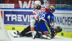 Beim letzten Derby in Villach landeten Villachs Van Nes und Klagenfurts Jensen Aabo (li.) am Referee. (Bild: GEPA pictures)