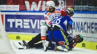 Beim letzten Derby in Villach landeten Villachs Van Nes und Klagenfurts Jensen Aabo (li.) am Referee. (Bild: GEPA pictures)