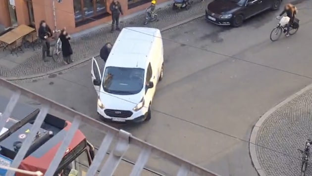 The teenager was allegedly taken away against her will in this car. (Bild: Screenshot Video, Krone KREATIV)