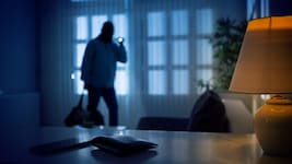 Der Angeklagte soll den Täter (Symbolbild) nach dem Raub versteckt haben.