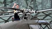 Eine Vorliebe für die Technik: Mark Mateschitz werkt im Hangar-7 an einem Hubschrauber.