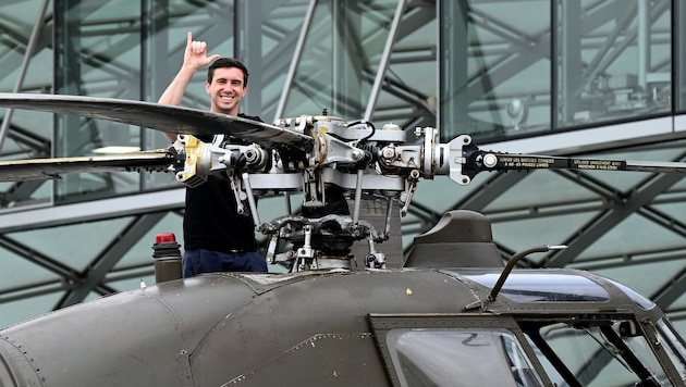 Eine Vorliebe für die Technik: Mark Mateschitz werkt im Hangar-7 an einem Hubschrauber. (Bild: Pressefoto Scharinger/Daniel Scharinger)