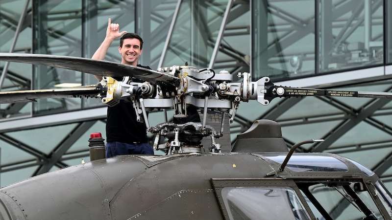 Der Chef macht‘s persönlich: Mark Mateschitz schraubt leidenschaftlich gerne selbst an den exklusiven und besonderen Fluggeräten, die im Hangar-7 stehen. (Bild: Pressefoto Scharinger/Daniel Scharinger)