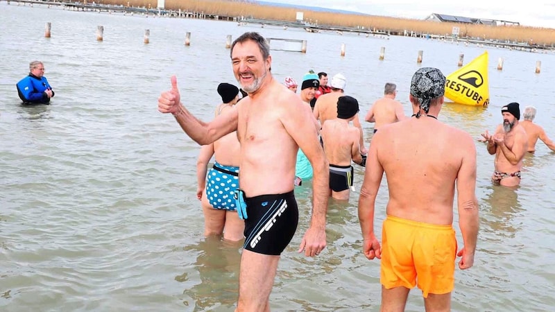 AK President Gerhard Michalitsch following the instructions of Josef Köberl (right) in the water. (Bild: Reinhard Judt)