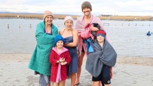 Elsa (7) und Egon (11) waren die jüngsten Sportskanonen, die sich in Rust in den 4,7 Grad kalten ...