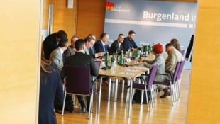 Die Verhandlungen gehen am Montag um 14 Uhr im Kultur- und Kongresszentrum weiter.