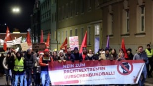 Die Demonstranten marschierten vom AEC durch die Linzer Innenstadt bis zum Martin-Luther-Platz. (Bild: Werner Kerschbaummayr)