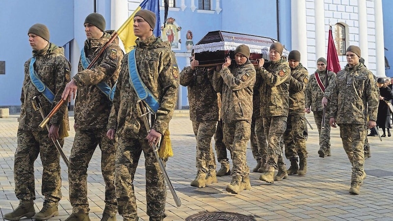 Die ukrainischen Soldaten wehren sich verbissen, aber das Sterben und die Begräbnisse nehmen kein Ende. (Bild: AFP or licensors)