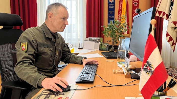 Militärkommandant Gernot Gasser informiert über die Übung.